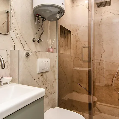 Tiny In Center Of Apartment *