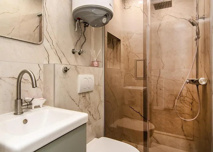 Tiny In Center Of Apartment *