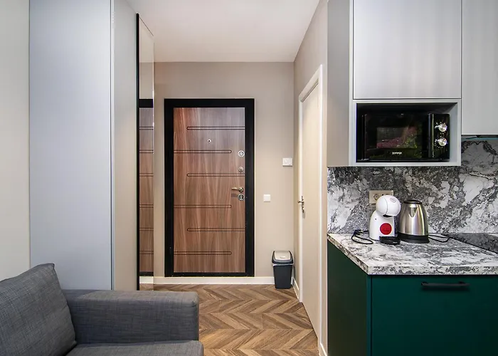 Tiny In Center Of Apartment *